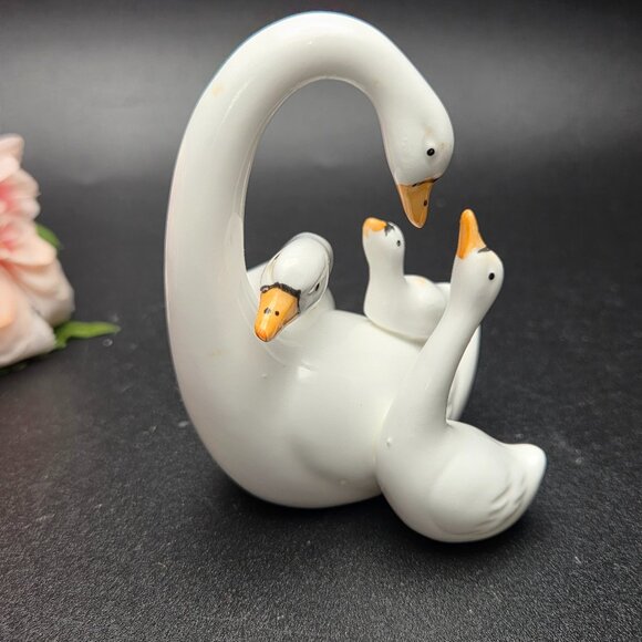 Vintage Royal Ascot Family Figurine Mother Swan & Baby Swans Cygnets Bone China - Picture 1 of 12